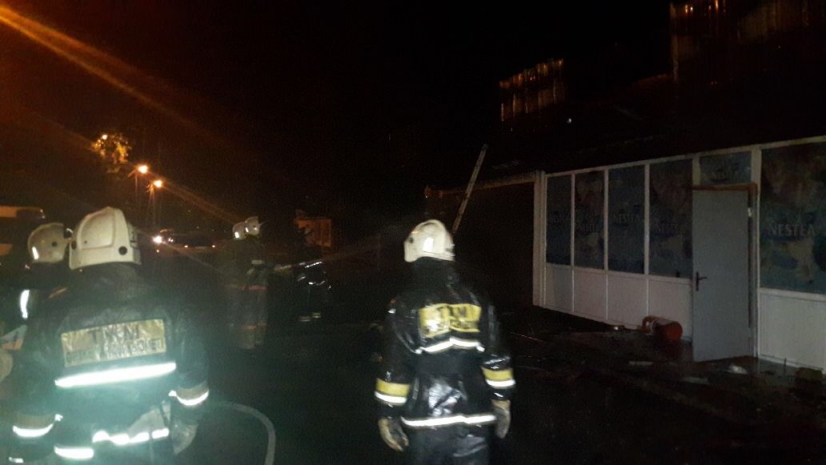 В Астане на крыше магазина горела станция сотовой связи