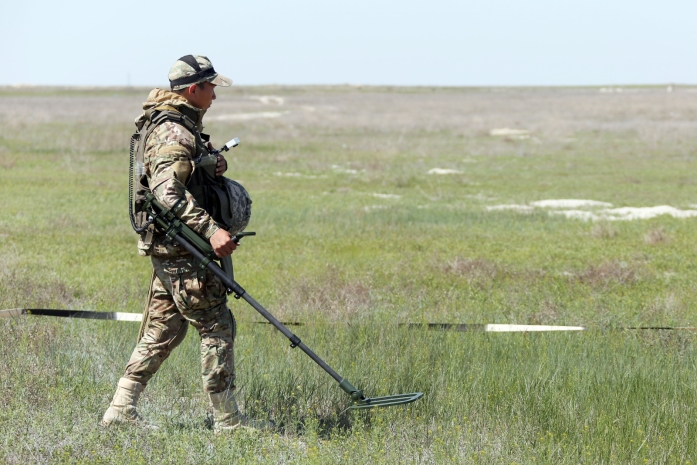 Военные полигоны очищают в Казахстане