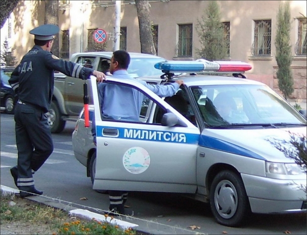 В Ташкенте полицейским запретили прятаться за деревьями