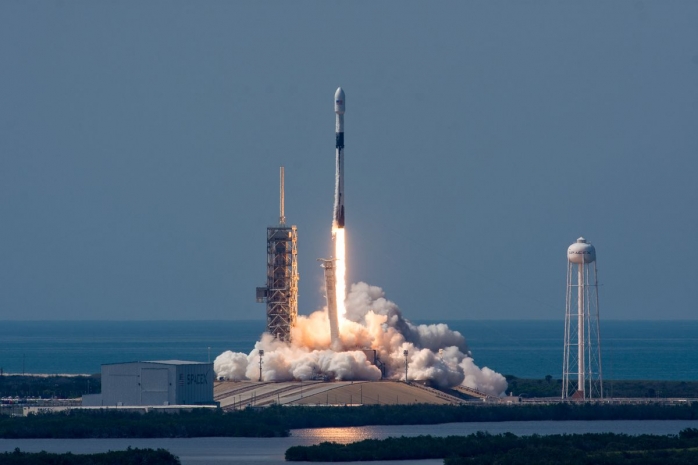 Первым туристом на SpaceX станет японский миллиардер