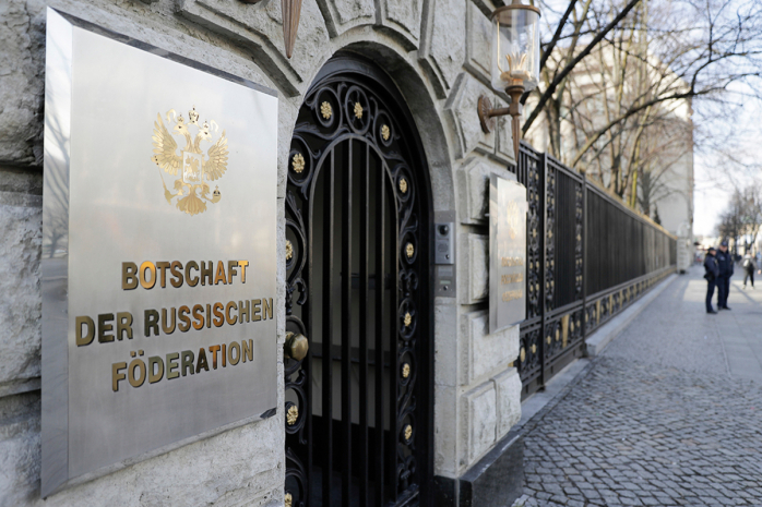 Сто российских дипломатов планируют выслать из Германии