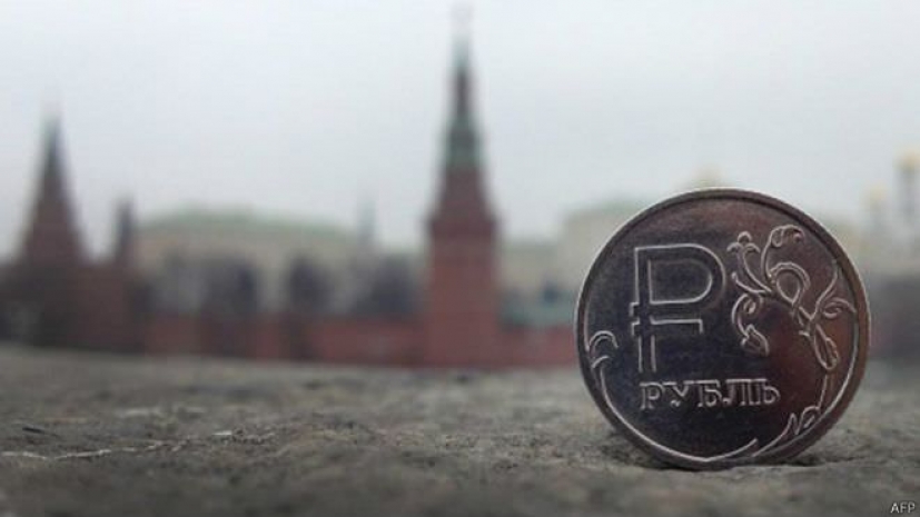 Рубль падает на фоне снижения цен на нефть