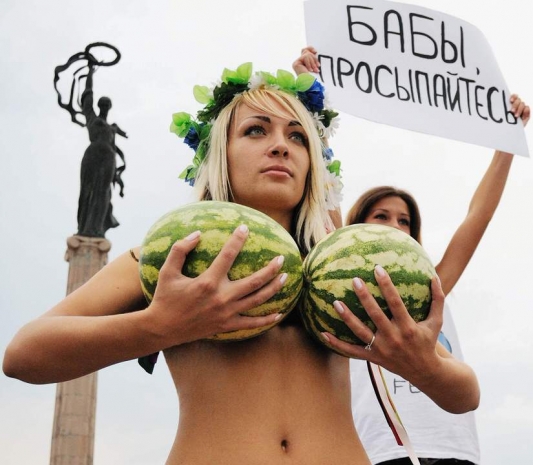 Активистки FEMEN ночью пришли к президенту Лукашенко