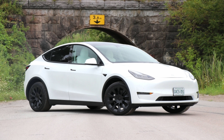 Из-за дефекта крыши Tesla отзывает 10 тысяч автомобилей