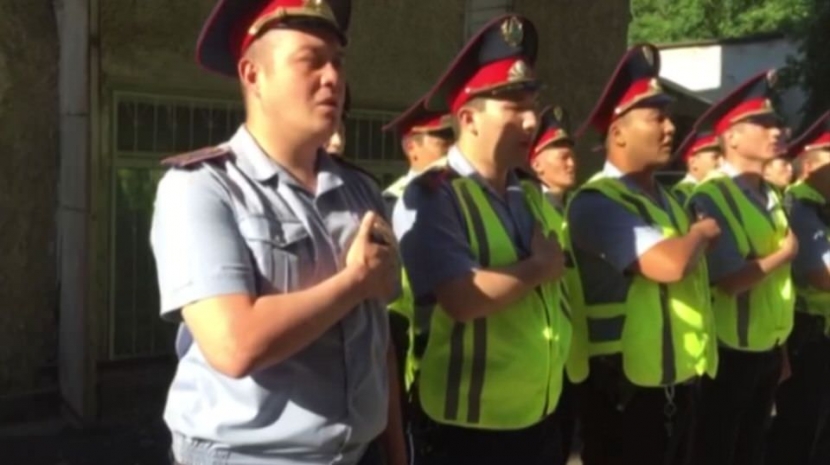 Полицейские Алматы спели гимн