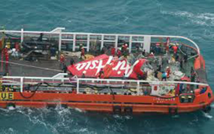 Спасатели подняли «черный ящик» разбившегося AirAsia