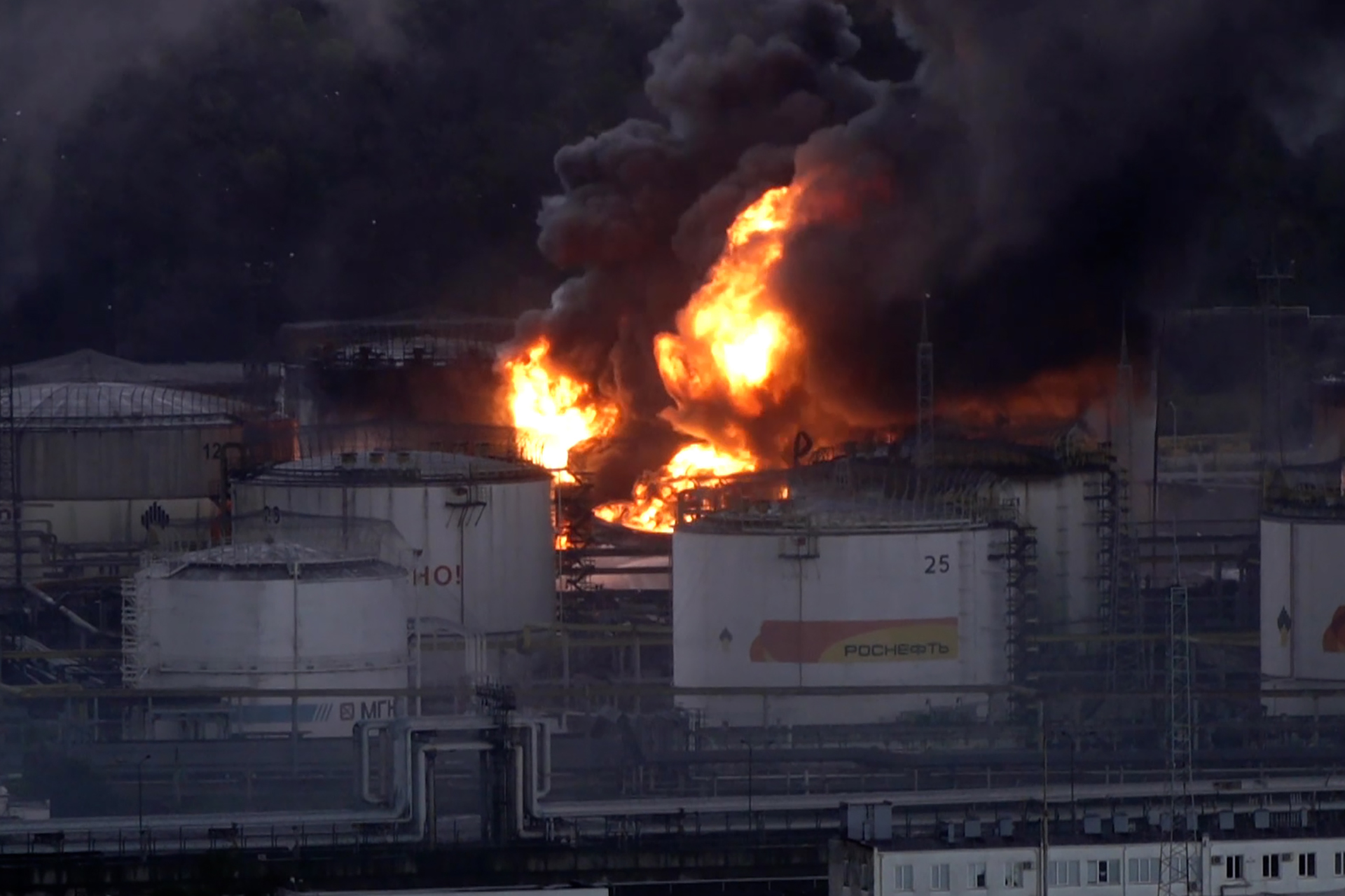 Украинские дроны подожгли российский нефтеперерабатывающий завод