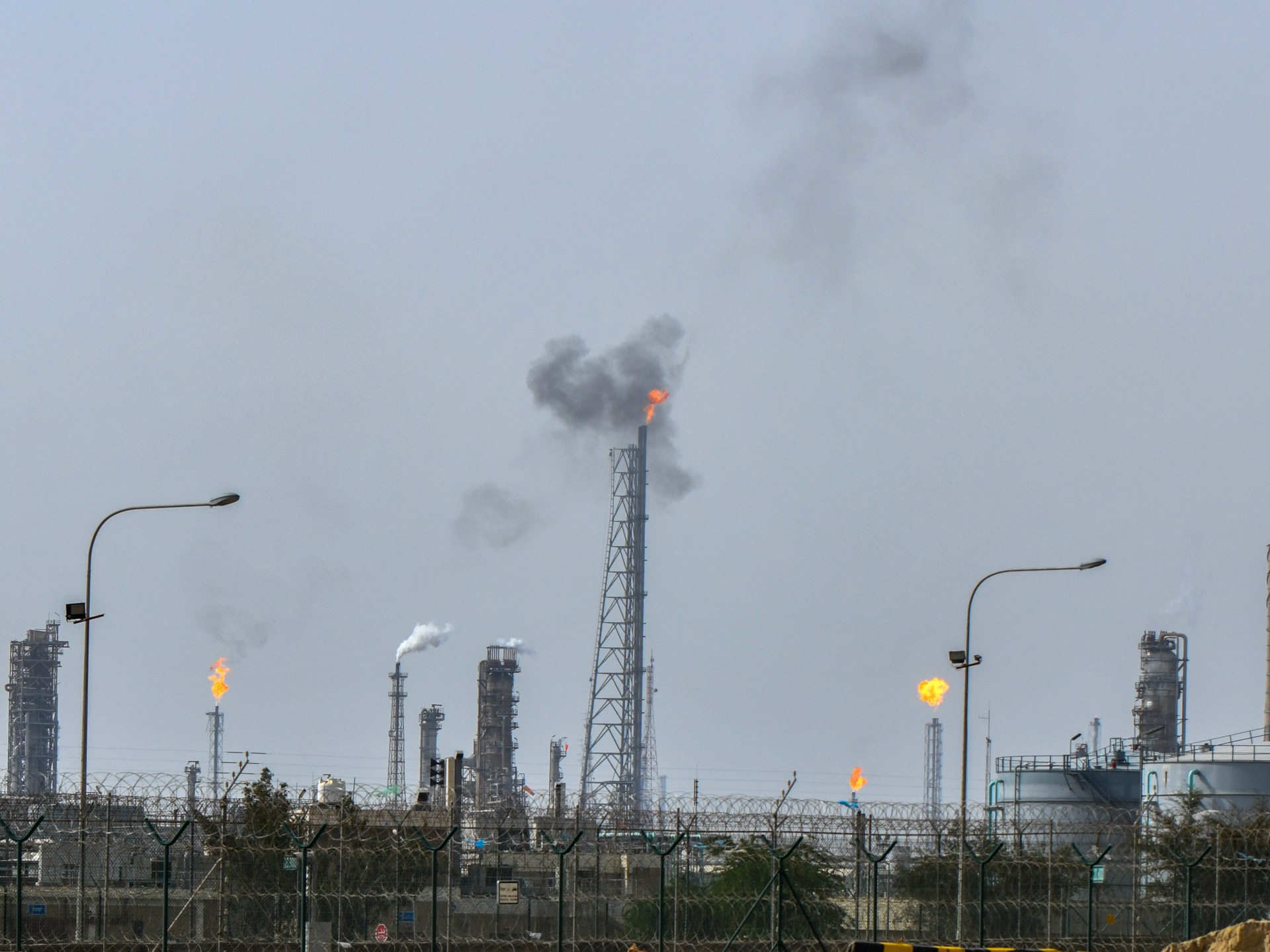 Кувейт под атакой: ракетные удары по нефтеперерабатывающему заводу и опреснительной станции