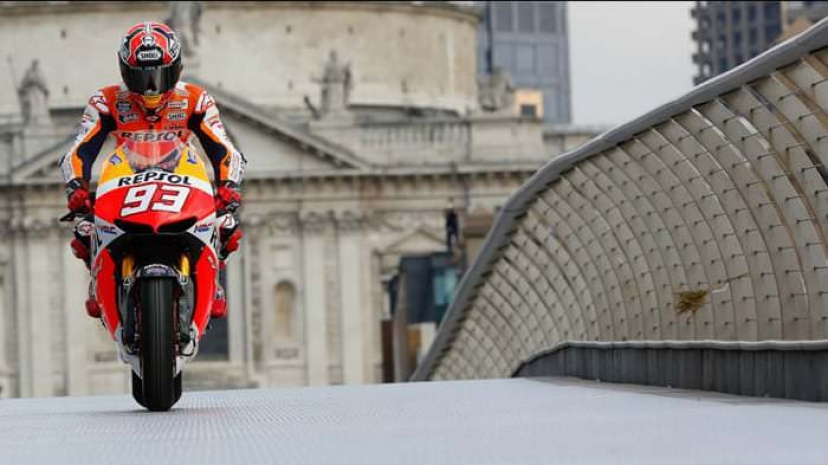 MotoGP: Маркес на мотоцикле прокатился по мосту Миллениум