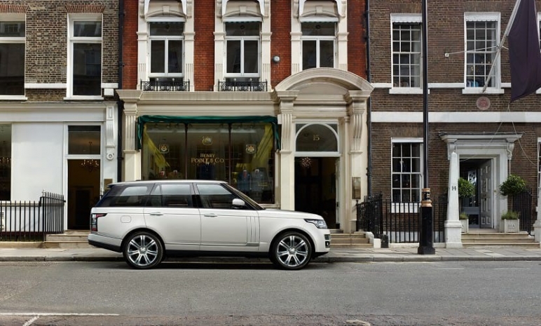 Новый Range Rover стал длиннее и тяжелее