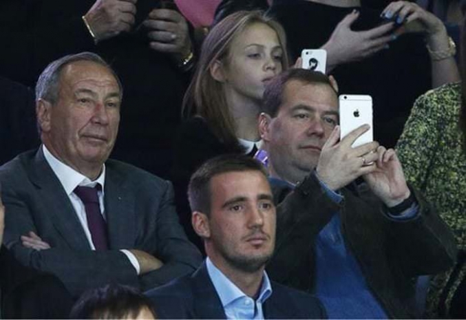 Дмитрий Медведев перешел на iPhone 6 Plus
