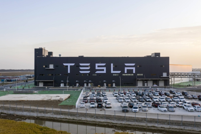 Цена акций Tesla превысила две тысячи долларов