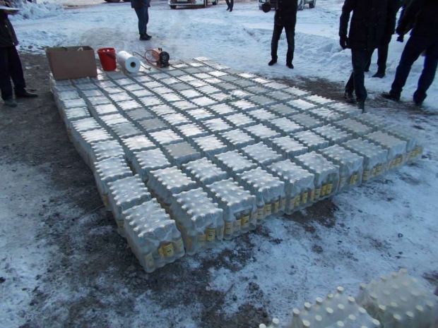 Россияне пытались незаконно провезти в Казахстан 720 бутылок водки