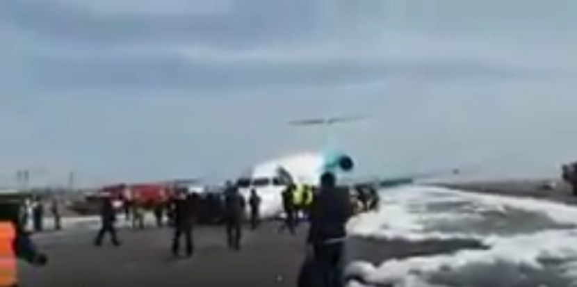 У самолета «Bek Air» при посадке не раскрылись передние шасси (ВИДЕО)