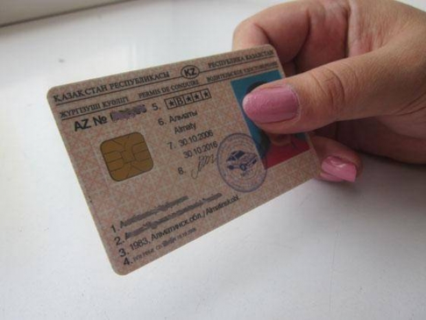 Продажа водительских прав в РК приносит 3 млн тенге в день