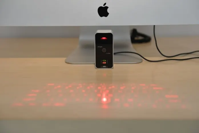 Проекционная клавиатура Apple приехала в КазахстанЭксклюзив