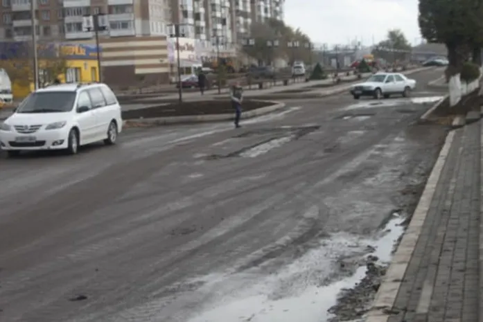 В Казахстане асфальт держится не дольше месяца