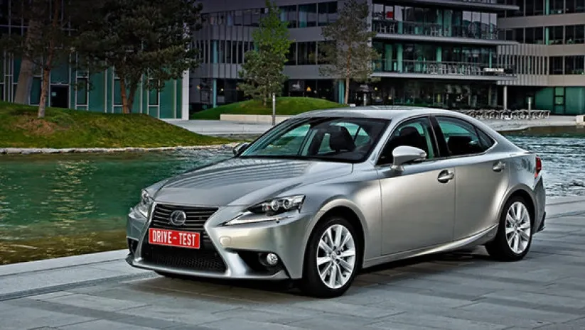 Влюбляемся со второго взгляда в новый Lexus IS
