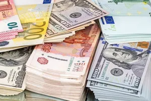 Рубль прекратил расти, начал дорожать тенге. Курс валют на 17 апреля