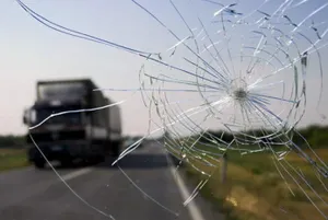 В Атырау микроавтобус сбил отца с детьми
