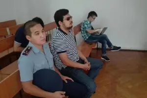 Усенова арестовали еще на 10 суток за курение в самолете