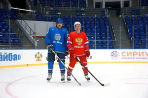 Масимов и Медведев сыграли в хоккей
