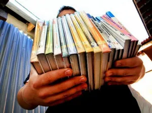 Казахстанцы, критиковавшие новые учебники, вызваны на допрос в полицию