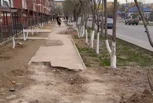 На разбитые тротуары жалуются жители Актау