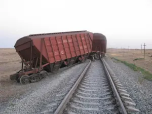 В Шымкенте тепловоз и 4 вагона сошли с путей