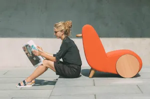 Стильное и функциональное передвижное кресло