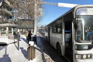 В Астане автокран столкнулся с автобусом