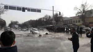 В Алматы прорвало теплотрассу