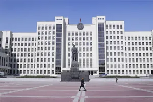 Человек совершил самоподжог перед домом правительства в Минске