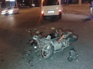 В Алматы грузовик разнес мопед
