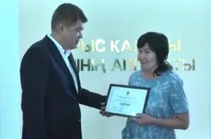 Биртанов наградил акушерку, принявшую роды во время ЧП в Арыси