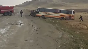 Съехавшему с трассы автобусу помогли пожарные в ВКО