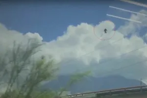 Черная фигура в небе попала на видео в Мексике