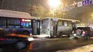 Два автобуса спровоцировали массовую аварию в Алматы