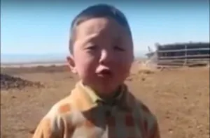 Китайский мальчик стал кумиром казахстанцев (ВИДЕО)