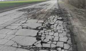 Районную дорогу разбили большегрузами в Костанайской области