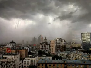 На мужчину в автомобиле упало дерево из-за штормового ветра в Москве