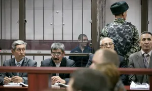 Алматинский террорист слушал судью сидя. Фото дня