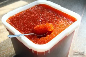 Рабочие на Камчатке украли пять вёдер красной икры, чтобы купить билеты домой