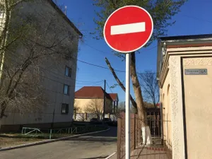 Неизвестные установили в Костанае знаки, запрещающие въезд во двор