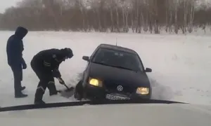 Полицейские, рискуя жизнью, спасли семью с грудным младенцем