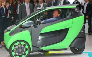 Шварценеггер опробовал трехколесного малыша от Toyota