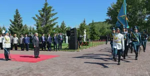 Токаев принял участие в церемонии поднятия Государственного флага
