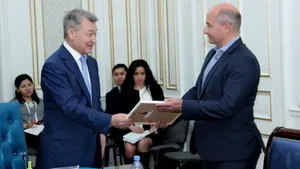 Даниалу Ахметову вручили «платформу» с автографом Усэйна Болта