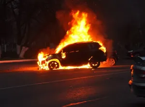 В Актау сегодня ночью подожгли две автомашины