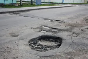 1,4 миллиона тенге отсудил у акимата за яму на дороге житель Уральска